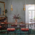 Diseño de interiores maximalista colorido.